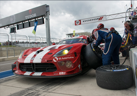 Team SRT performs a pit stop a Circuit of the Americas in 2014